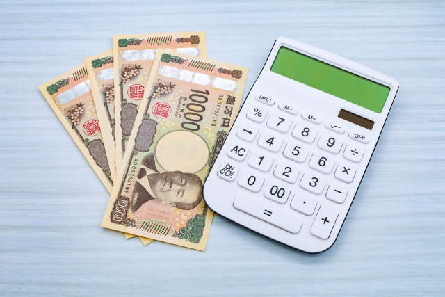 １万円札と電卓